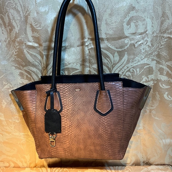 Gianni Bini brown reptile print winged tote.    B2A6 - Picture 1 of 9